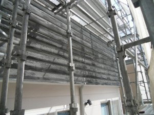 木部塗装の施工中（足場）